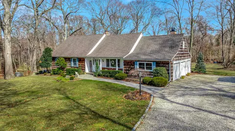 5 Wilderness Rd, Saint James, NY 11780