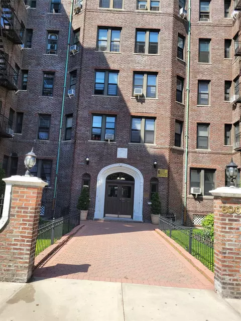 8009 35 Ave S #5E, New York, NY 11372