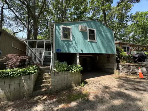 11 S Surfway, Calverton, NY 11933