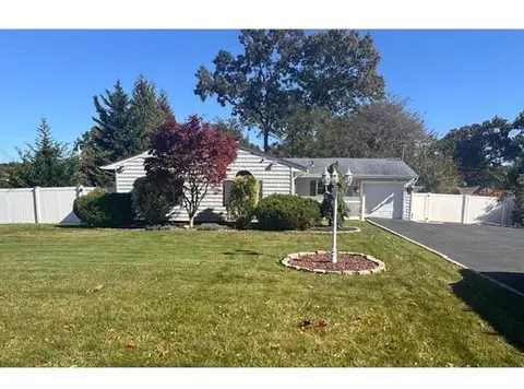 63 Avenue D, Farmingville, NY 11738