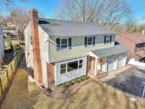 7 Elmont Ct, Huntington, NY 11743