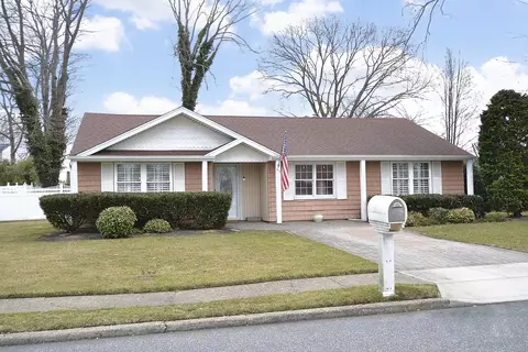 49 Starfire Dr, Centereach, NY 11720