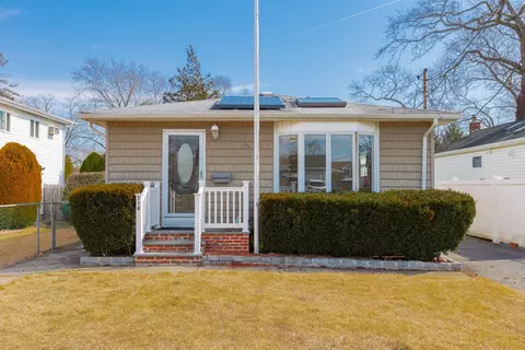 718 Hyman Ave, West Islip, NY 11795