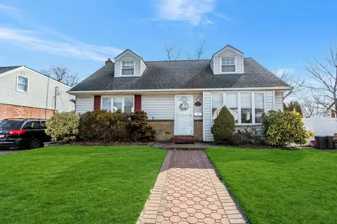591 Seminole Rd, Franklin Square, NY 11010