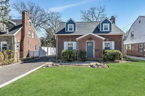 267 Hempstead Gardens Dr, West Hempstead, NY 11552