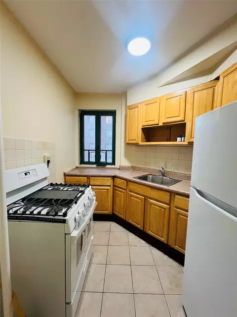 1545 Unionport Rd #2D, New York, NY 10462
