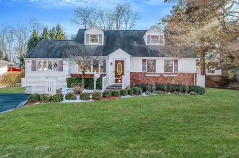 48 Ellen Pl, Kings Park, NY 11754
