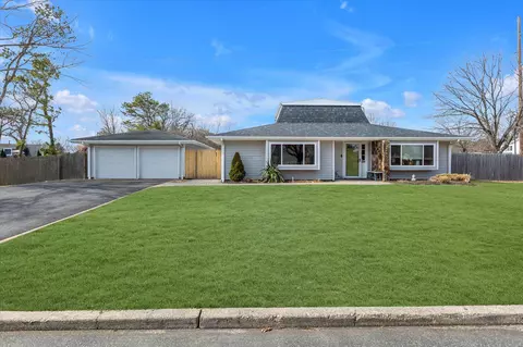2 Marie Cres, Brookhaven, NY 11772