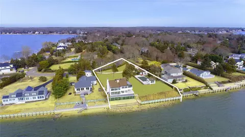 11 Tiana Cir, Hampton Bays, NY 11946