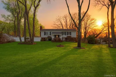 23 Franko Ln, Setauket, NY 11733