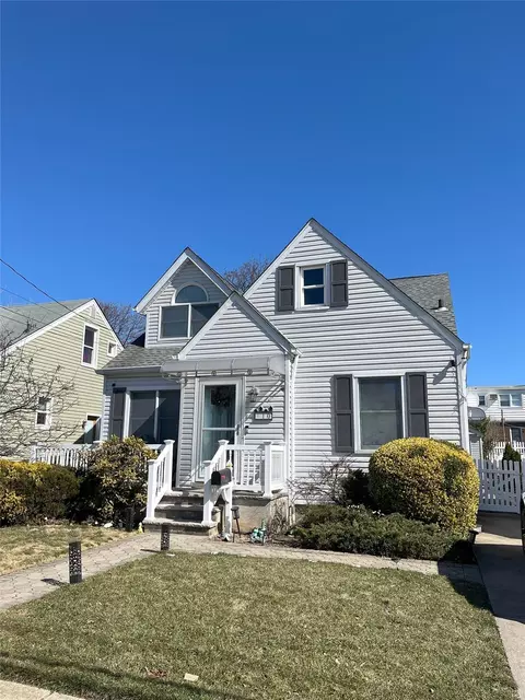 10 Kamda Blvd, North Hempstead, NY 11040