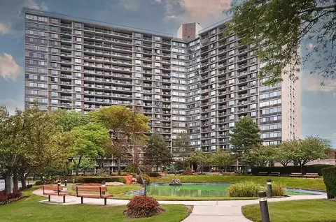 2 Bay Club Dr #19B, Bayside, NY 11360