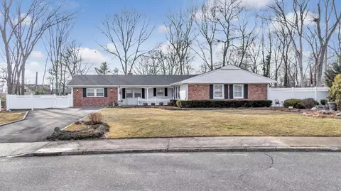 6 Birdseye Cir, Stony Brook, NY 11790
