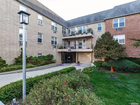 596 Broadway #15A, Hempstead, NY 11563