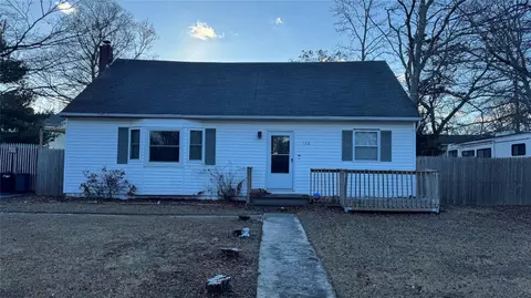 122 Longfellow Dr, Mastic Beach, NY 11951