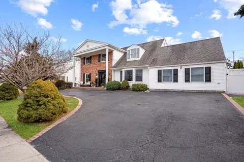 36 Taylor St, Port Jefferson Station, NY 11776