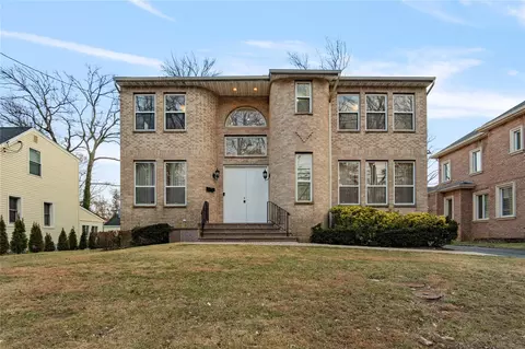 94 Hicks Ln, North Hempstead, NY 11024
