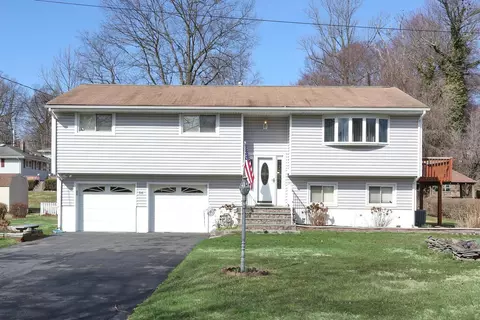 56 East St, Clarkstown, NY 10994