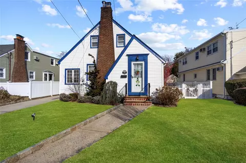 44 Croyden St, Malverne, NY 11565