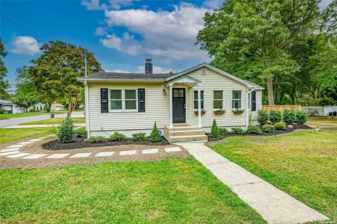 139 Jefferson Ave, Saint James, NY 11780
