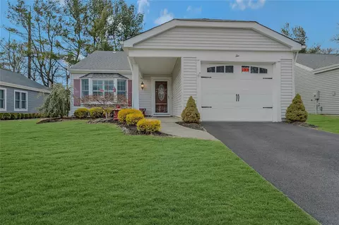 2 Lamont Ct, Ridge, NY 11961