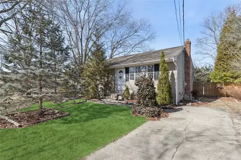 29 Westwood Dr, Shirley, NY 11967