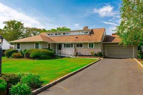 70 West Ln, Bay Shore, NY 11706
