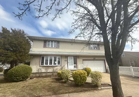 990 N 6th St, North Hempstead, NY 11040