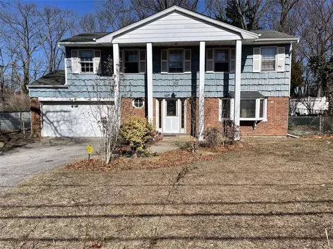 54 Schneider Ln, Hauppauge, NY 11788