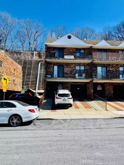 65-15 242nd St #6B, Douglaston, NY 11362