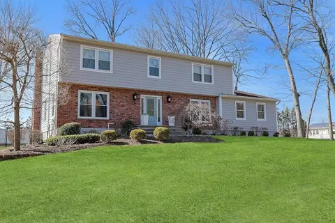 151 Schweizer Ln, Clarkstown, NY 10954