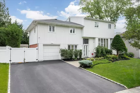 16 Jane Dr, Old Bethpage, NY 11804
