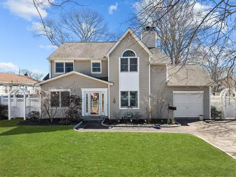 39 Penney St, West Islip, NY 11795