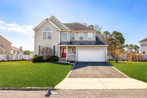 27 Bloomington St, Medford, NY 11763