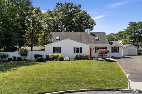 4 Spring Ct, Port Jefferson Station, NY 11776