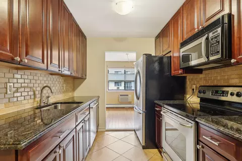24 Carhart Ave #305, White Plains, NY 10605