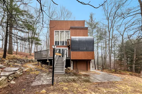 2 Lookout Pl, Tomkins Cove, NY 10986