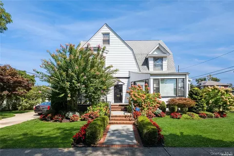486 Oxford Rd, Cedarhurst, NY 11516