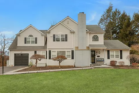 48 Galloway Ln, Mount Pleasant, NY 10595