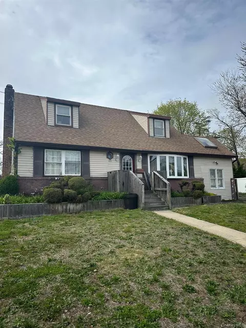 512 Leader Ave, North Babylon, NY 11703