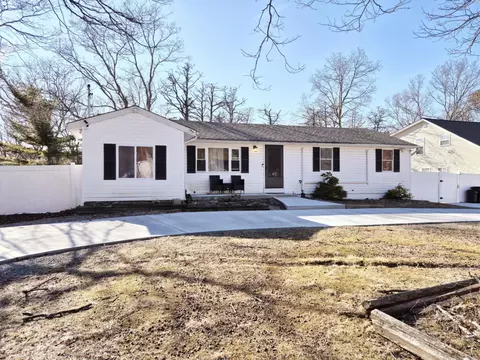 149 W End Ave, Shirley, NY 11967