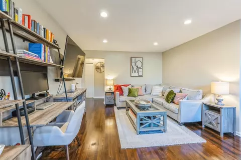 47 Edwards St #1C, North Hempstead, NY 11577