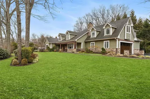 105 Wilmington Dr, Melville, NY 11747
