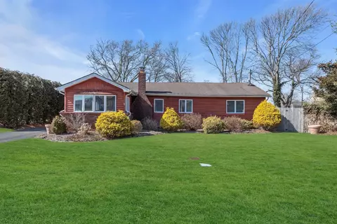 2 Elgin Pl, Brookhaven, NY 11772