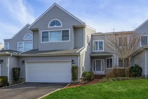 22 Beechwood Ct, Glen Cove, NY 11542