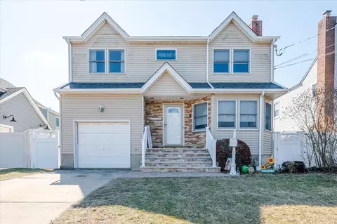 418 Clive Pl, Oceanside, NY 11572