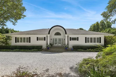 8 Jeffrey Ln, East Quogue, NY 11942