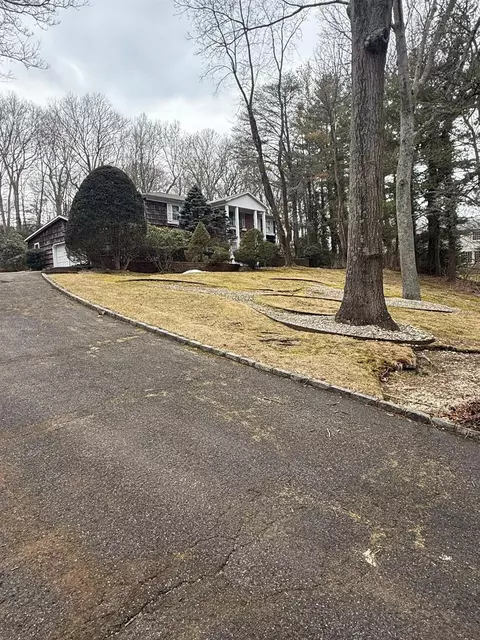 7 Stony Run Ct, Dix Hills, NY 11746