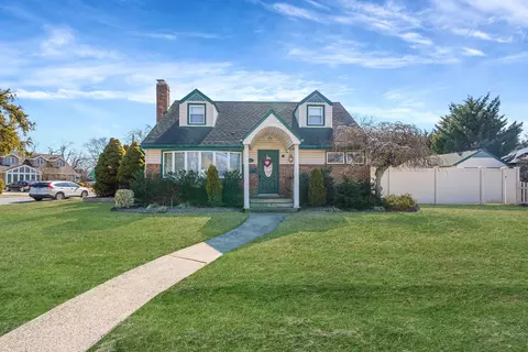 412 Foxhurst Rd, Oceanside, NY 11572