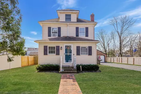 4 Hulse Ct, Patchogue, NY 11772